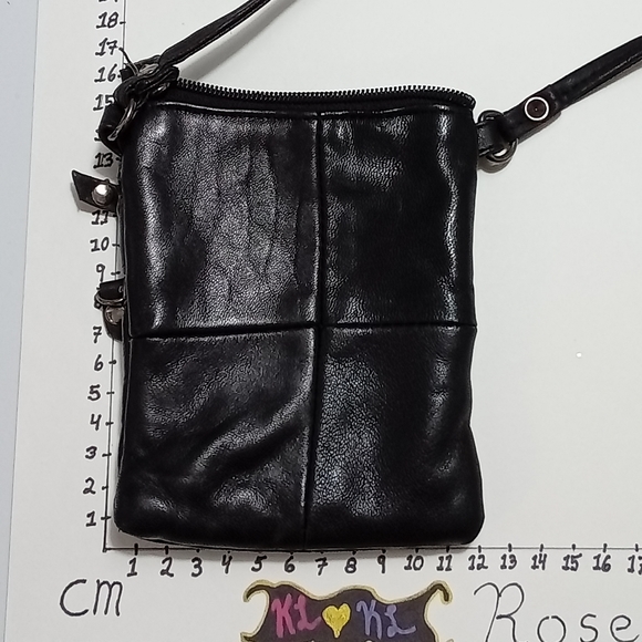 Unbranded travel purse. Feels like leather but no material label - Picture 2 of 3